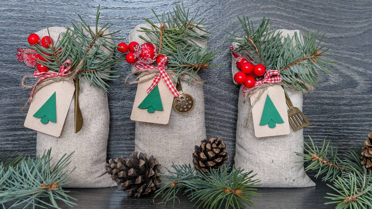 Amazon.com: 36Pcs Christmas Burlap Gift Bags with Drawstring Christmas  Linen Bags Drawstring Goody Gift Bags Small Jute Xmas Candy Bags Linen  Treat Sacks Reusable Gift Wrapping Bags Xmas Holiday Party Favors Bags :