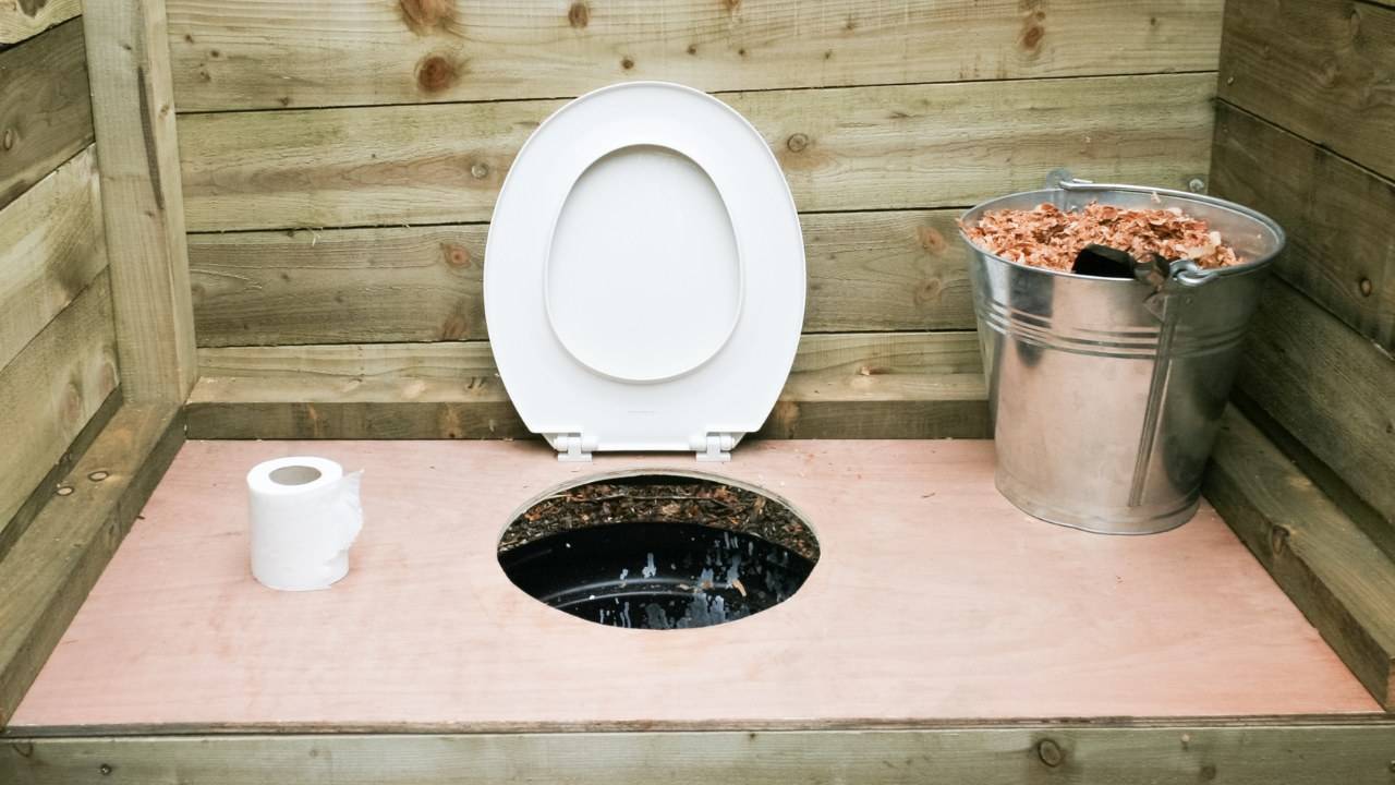 how does a composting toilet work
